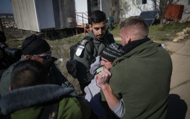 Evacuation de la synagogue de l'avant-poste d'Amona, en Cisjordanie, par la police israélienne, le 2 février 2017. (Crédit : Yonatan Sindel/Flash90)