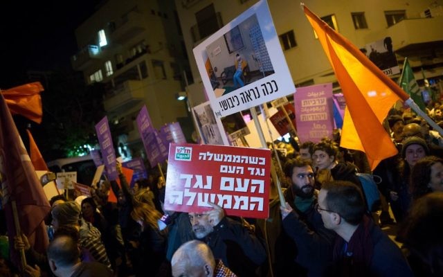 Des milliers de Juifs et d’Arabes manifestant contre le traitement réservé à la minorité arabe par le gouvernement israélien, à Tel Aviv, le 4 février 2017. Sur la pancarte rouge, on peut lire "quand le gouvernement est contre la nation, la nation est contre le gouvernement". (Crédit : Miriam Alster/Flash90) Des milliers de Juifs et d’Arabes manifestant contre le traitement réservé à la minorité arabe par le gouvernement israélien, à Tel Aviv, le 4 février 2017. Sur la pancarte rouge, on peut lire "quand le gouvernement est contre la nation, la nation est contre le gouvernement". (Crédit : Miriam Alster/Flash90)