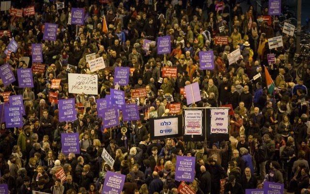 Des milliers de Juifs et d'Arabes manifestant contre le traitement réservé à la minorité arabe par le gouvernement israélien, à Tel Aviv, le 4 février 2017. (Crédit : Miriam Alster/Flash90) Des milliers de Juifs et d'Arabes manifestant contre le traitement réservé à la minorité arabe par le gouvernement israélien, à Tel Aviv, le 4 février 2017. (Crédit : Miriam Alster/Flash90)
