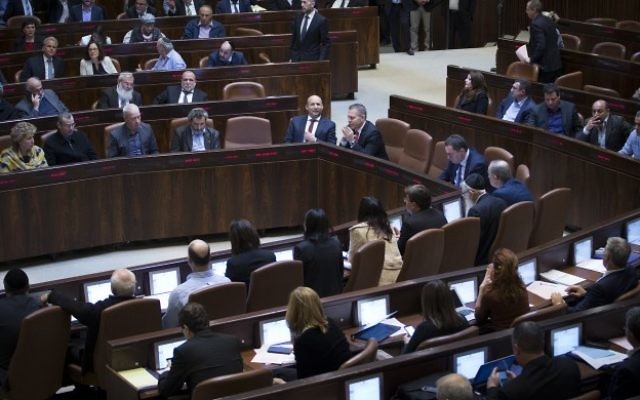 La plénière de la Knesset pendant le vote de la loi de Régulation, le 6 février 2017. (Crédit : Yonatan Sindel/Flash90) La plénière de la Knesset pendant le vote de la loi de Régulation, le 6 février 2017. (Crédit : Yonatan Sindel/Flash90)