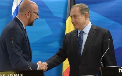 Le Premier ministre Benjamin Netanyahu (à droite) avec le Premier ministre belge Charles Michel lors d'une conférence de presse à Jérusalem, le 7 février 2017. (Crédit : GPO)