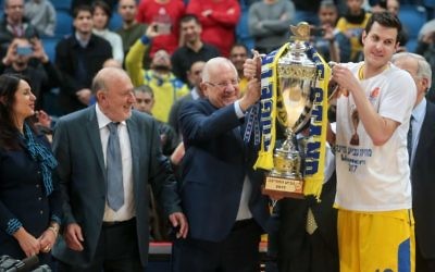 L'équipe de basket-ball Maccabi Tel Aviv célèbre sa victoire contre Hapoel Jérusalem, à Jérusalem, le 17 février 2017 (Crédit : Flash90)