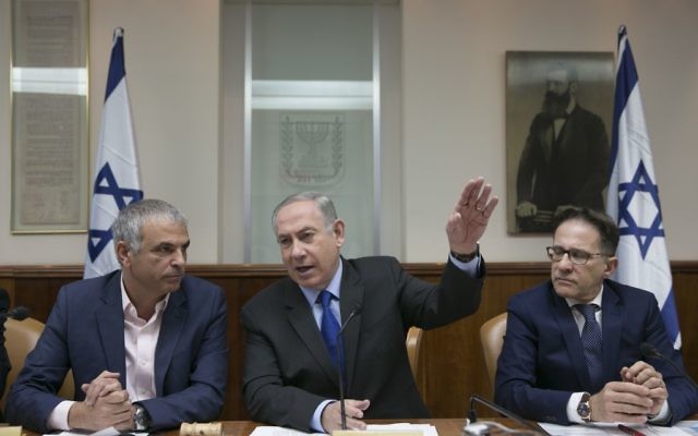 Le Premier ministre Benjamin Netanyahu, au centre, lors de la réunion hebdomadaire du cabinet à Jérusalem, le 19 février 2017. (Crédit : Olivier Fitoussi/Pool) Le Premier ministre Benjamin Netanyahu, au centre, lors de la réunion hebdomadaire du cabinet à Jérusalem, le 19 février 2017. (Crédit : Olivier Fitoussi/Pool)