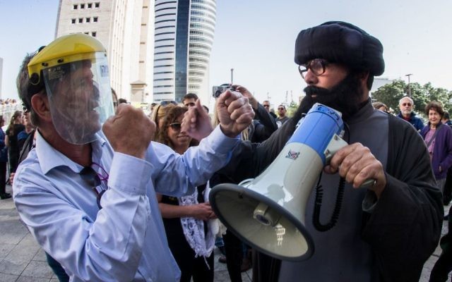 Manifestation devant la cour du district de Haïfa pour la fermeture du réservoir d'ammoniac de la ville, le 26 février 2017. (Crédit : Meir Vaaknin/Flash90)