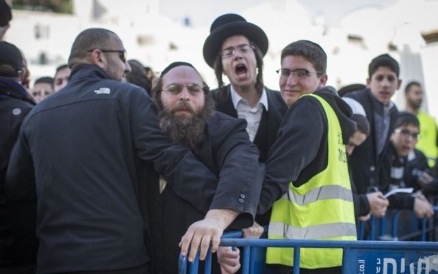 Des ultra-orthodoxes protestent contre les Femmes du mur au mur Occidental de la Vieille Ville de Jérusalem, le 27 février 2017. (Crédit : Hadas Parush/Flash90) Des ultra-orthodoxes protestent contre les Femmes du mur au mur Occidental de la Vieille Ville de Jérusalem, le 27 février 2017. (Crédit : Hadas Parush/Flash90)