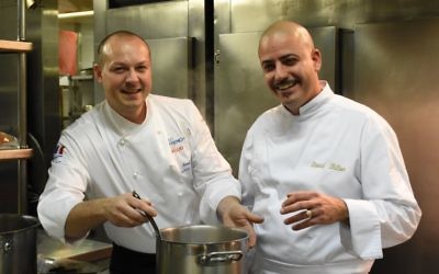 Frédéric Simonin, chef parisien, avec David Biton, chef du restaurant La Regence, à Jérusalem, dans les cuisines du King David pour la semaine So French So Food, en février 2017. (Crédit : Yaël Ancri/Times of Israël) Frédéric Simonin, chef parisien, avec David Biton, chef du restaurant La Regence, à Jérusalem, dans les cuisines du King David pour la semaine So French So Food, en février 2017. (Crédit : Yaël Ancri/Times of Israël)
