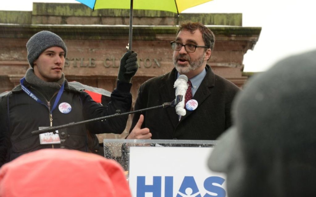 Mark HAtfield, président et directeur de l'HIAS, accueille les participants au  au  Jewish Rally for Refugees à Battery Park, New York, le 12 février  2017. (Crédit : HIAS)
