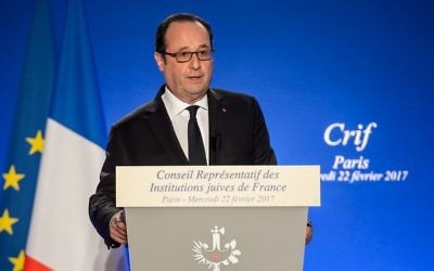 Le président français François Hollande pendant le 32e dîner annuel du CRIF, à Paris, le 22 février 2017. (Crédit : Christophe Petit Tesson/Pool/AFP)