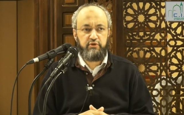 Hani Ramadan lors d'une conférence à la mosquée de Villeneuve d'Asq (Crédit : capture d'écran/Youtube) Hani Ramadan lors d'une conférence à la mosquée de Villeneuve d'Asq (Crédit : capture d'écran/Youtube)
