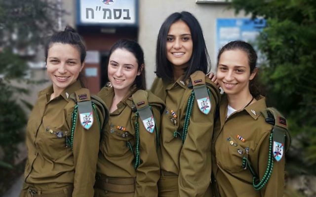 Les commandantes du cours de programmation C4I de l'armée israélienne : (de gauche à droite) le lieutenant Rotem Falach, le lieutenant Noi Shaki, le lieutenant Savyon Levy, le lieutenant Lior Dariel. (Crédit : armée israélienne) Les commandantes du cours de programmation C4I de l'armée israélienne : (de gauche à droite) le lieutenant Rotem Falach, le lieutenant Noi Shaki, le lieutenant Savyon Levy, le lieutenant Lior Dariel. (Crédit : armée israélienne)