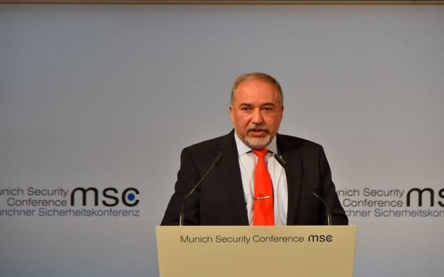 Le ministre de la Défense Avigdor Liberman pendant la Conférence sur la sécurité de Munich, le 19 février 2017. (Crédit : Ariel Hermoni/ministère de la Défense)