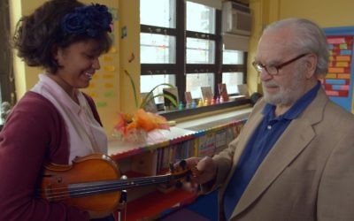 Joe Feingold et Brianna Perez dans le court métrage documentaire nominé aux Oscars, 'Joe's Violin.' (Crédit : capture d'écran via JTA) Joe Feingold et Brianna Perez dans le court métrage documentaire nominé aux Oscars, 'Joe's Violin.' (Crédit : capture d'écran via JTA)