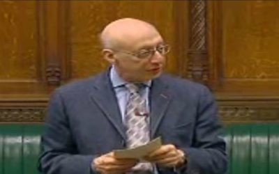 Gerald Kaufman, député britannique, à la tribune du Parlement en 2009. (Crédit : capture d'écran YouTube) Gerald Kaufman, député britannique, à la tribune du Parlement en 2009. (Crédit : capture d'écran YouTube)