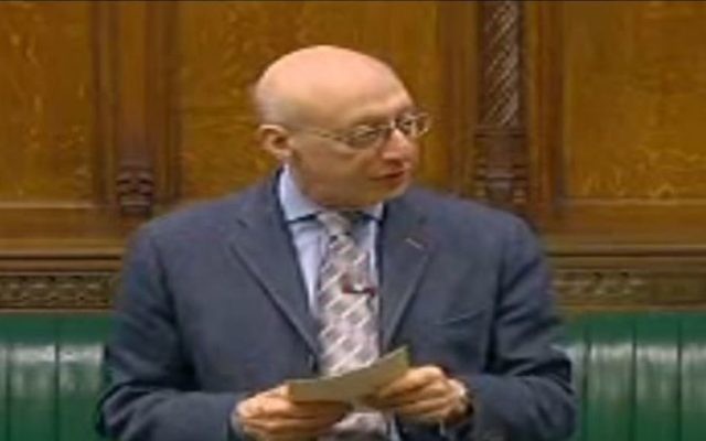 Gerald Kaufman, député britannique, à la tribune du Parlement en 2009. (Crédit : capture d'écran YouTube) Gerald Kaufman, député britannique, à la tribune du Parlement en 2009. (Crédit : capture d'écran YouTube)