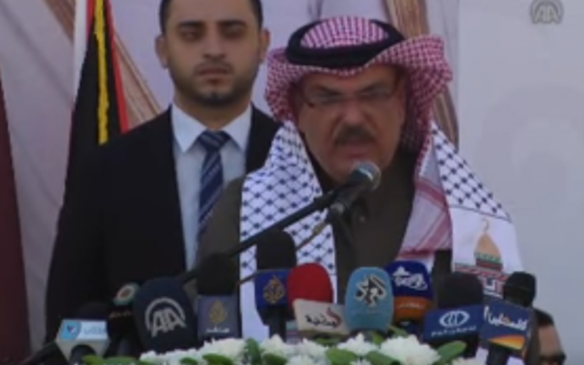 Mohammad al-Amadi, envoyé du Qatar dans la bande de Gaza, lors de l'inauguration du nouveau quartier de Hamad, dans l'enclave palestinienne, le 16 janvier 2017. (Crédit : capture d'écran/YouTube) Mohammad al-Amadi, envoyé du Qatar dans la bande de Gaza, lors de l'inauguration du nouveau quartier de Hamad, dans l'enclave palestinienne, le 16 janvier 2017. (Crédit : capture d'écran/YouTube)