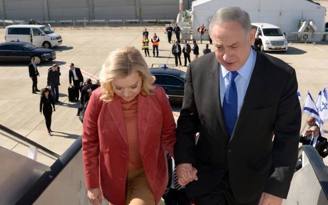 Le Premier ministre Benjamin Netanyahu et son épouse Sara embarquent vers Singapour et l'Australie, le 19 février 2017. (Crédit : Chaim Zach/GPO) Le Premier ministre Benjamin Netanyahu et son épouse Sara embarquent vers Singapour et l'Australie, le 19 février 2017. (Crédit : Chaim Zach/GPO)