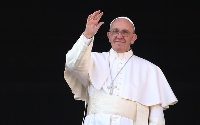 Le pape François pendant la bénédiction "Urbi et Orbi", au balcon central de la basilique Saint-Pierre du Vatican, le 25 décembre 2015. (Crédit : Franco Origlia/Getty Images via JTA) Le pape François pendant la bénédiction "Urbi et Orbi", au balcon central de la basilique Saint-Pierre du Vatican, le 25 décembre 2015. (Crédit : Franco Origlia/Getty Images via JTA)