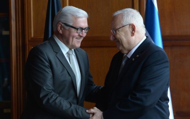 Le président israélien Reuven Rivlin avec Frank Walter Steinmeier, président élu en Allemagne, ancien ministre des Affaires étrangères. (Crédit : Amos Ben-Gershom/GPO) Le président israélien Reuven Rivlin avec Frank Walter Steinmeier, président élu en Allemagne, ancien ministre des Affaires étrangères. (Crédit : Amos Ben-Gershom/GPO)