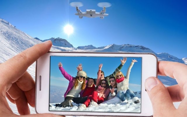 Le drone-appareil photo de SELFLY qui rend les selfies sticks obsolètes (Crédit : Autorisation)