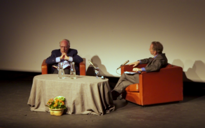Efraim Halevy, ancien directeur du Mossad, est interviewé par David Horovitz, rédacteur en chef du Times of Israël, à Jérusalem, le 26 février 2017. (Crédit : Luke Tress/Times of Israël)