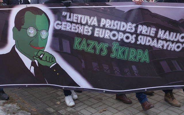 Des nationalistes portant une photo de Pepe la grenouille et Kazys Skirpa lors d'une marche à Kaunas, en Lituanie, le 16 février 2017. La bannière se lit : La Lituanie contribuera à un nouvel et meilleur ordre européen". (Defending History via JTA) Des nationalistes portant une photo de Pepe la grenouille et Kazys Skirpa lors d'une marche à Kaunas, en Lituanie, le 16 février 2017. La bannière se lit : La Lituanie contribuera à un nouvel et meilleur ordre européen". (Defending History via JTA)
