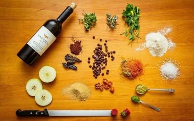 Tou Bi Chevat est marqué en dégustant des fruits en abondance et, en particulier, les sept espèces que la Torah énumère en louange de la Terre d'Israël : « un pays de blé, d'orge, de vigne, de figues et de grenades, d'olives et de miel », la vigne renvoyant bien sûr au raisin et le miel étant de dattes. (Crédit : autorisation)