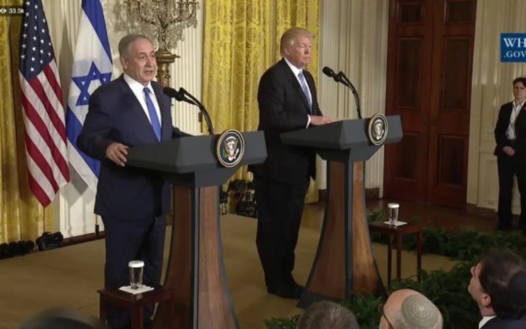 Le Premier ministre Benjamin Netanyahu, à gauche, et le président américain Donald Trump, à la Maison Blanche, le 15 février 2017. (Crédit : capture d’écran YouTube/White House) Le Premier ministre Benjamin Netanyahu, à gauche, et le président américain Donald Trump, à la Maison Blanche, le 15 février 2017. (Crédit : capture d’écran YouTube/White House)