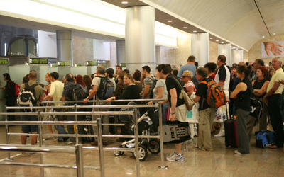 Contrôle des passeports à l'aéroport international Ben Gurion en Israël, le 21 septembre 2008. Illustration. (Crédit : Yossi Zamir/Flash90)
