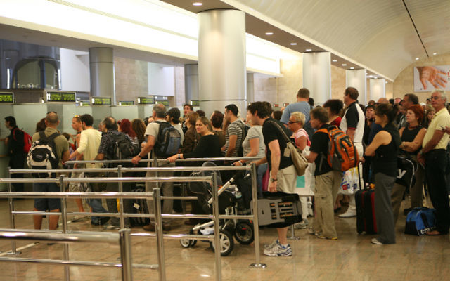 Contrôle des passeports à l'aéroport international Ben Gurion en Israël, le 21 septembre 2008. Illustration. (Crédit : Yossi Zamir/Flash90)