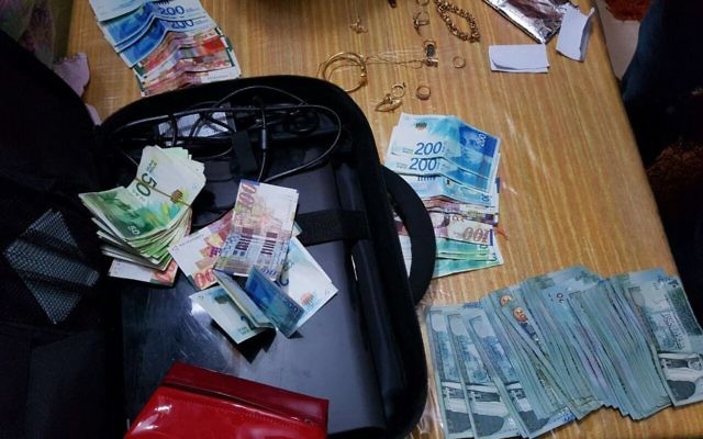 L'argent donné par le Hamas aux familles de terroristes à Jérusalem et qui a été saisi lors d'une opération de la police le 7 février 2017 (Crédit : service de communication de la police israélienne)