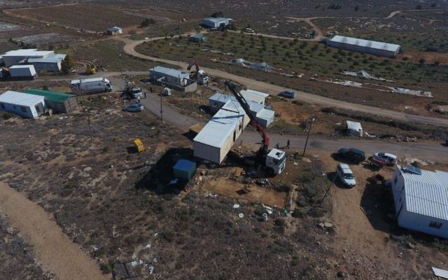 Démantèlement par le ministère de la Défense de l'avant-poste illégal d'Amona, dans le centre de la Cisjordanie, le 6 février 2017. (Crédit : conseil d'Amona) Démantèlement par le ministère de la Défense de l'avant-poste illégal d'Amona, dans le centre de la Cisjordanie, le 6 février 2017. (Crédit : conseil d'Amona)