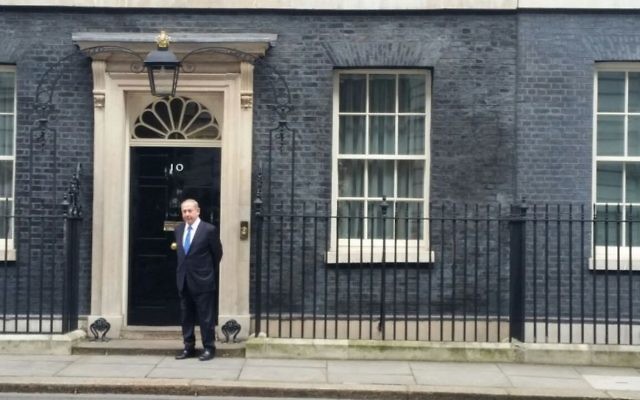 Le Premier ministre Benjamin Netanyahu devant l'entrée du 10 Downing Street, résidence officielle de son homologue britannique Theresa May, à Londres, le 6 février 2017. (Crédit : Raphael Ahren/Times of Israël) Le Premier ministre Benjamin Netanyahu devant l'entrée du 10 Downing Street, résidence officielle de son homologue britannique Theresa May, à Londres, le 6 février 2017. (Crédit : Raphael Ahren/Times of Israël)