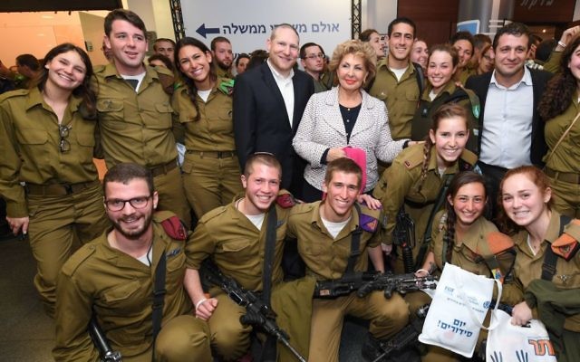 Sofa Landver, ministre de l'Intégration des immigrants, et le rabbin Yehoshua Fass, cofondateur et directeur exécutif de Nefesh B’Nefesh, entourés de soldats seuls pour Yom Sidurim, à Tel Aviv, le 16 février 2017. (crédit : Shahar Azran/Nefesh B'Nefesh)