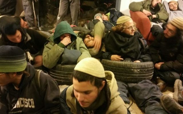 Des manifestants dans la synagogue de l'avant-poste d'Amona, en Cisjordanie, juste avant l'évacuation, le 1er février 2017. (Crédit : autorisation) Des manifestants dans la synagogue de l'avant-poste d'Amona, en Cisjordanie, juste avant l'évacuation, le 1er février 2017. (Crédit : autorisation)