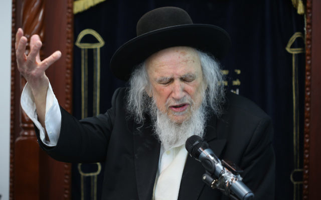 Le rabbin Shmuel Auerbach s'adresse à ses étudiants à Ramat Beit Shemesh le 2 juin 2016. (Crédit : Yaakov Lederman/Flash90) Le rabbin Shmuel Auerbach s'adresse à ses étudiants à Ramat Beit Shemesh le 2 juin 2016. (Crédit : Yaakov Lederman/Flash90)