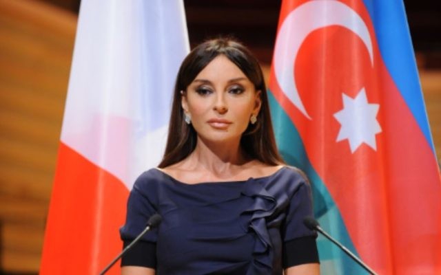 Mehriban Alieva, première dame et première vice-présidente de l'Azerbaïdjan, à Paris en 2012. (Crédit : Vugaramrullayev/CC BY-SA 3.0/WikiCommons) Mehriban Alieva, première dame et première vice-présidente de l'Azerbaïdjan, à Paris en 2012. (Crédit : Vugaramrullayev/CC BY-SA 3.0/WikiCommons)