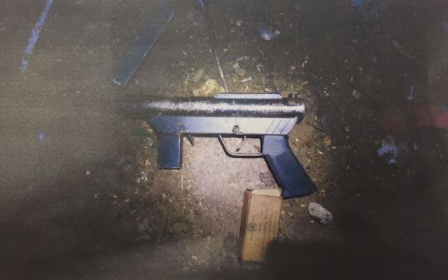 Une arme à feu artisanale type Carlo qui a été utilisée dans des attaques contre les Israéliens en Cisjordanie fin 2016 et début 2017. (Crédit : Shin Bet) Une arme à feu artisanale type Carlo qui a été utilisée dans des attaques contre les Israéliens en Cisjordanie fin 2016 et début 2017. (Crédit : Shin Bet)