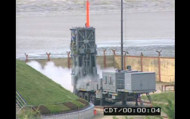 Le missile sol-air Barak 8 d'Israel Aerospace Industries a été lancé à l'extérieur de Kolkata, en Inde. (Crédit : Capture d'écran YouTube) Le missile sol-air Barak 8 d'Israel Aerospace Industries a été lancé à l'extérieur de Kolkata, en Inde. (Crédit : Capture d'écran YouTube)