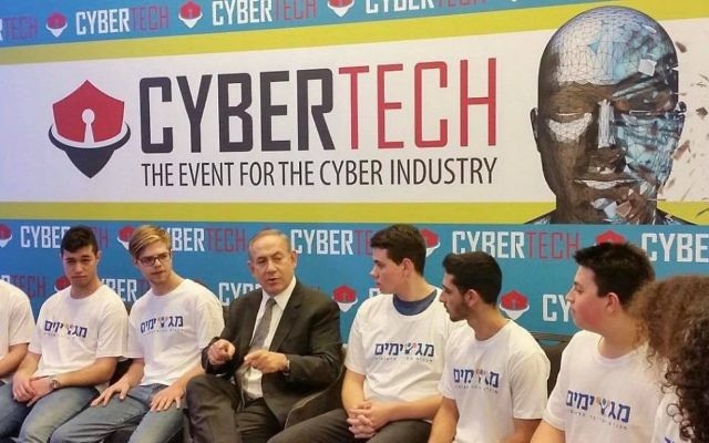 Le Premier ministre israélien lors de la rencontre CyberTech 2017 (Crédit: page Facebook de Benjamin Netanyahu) Le Premier ministre israélien lors de la rencontre CyberTech 2017 (Crédit: page Facebook de Benjamin Netanyahu)