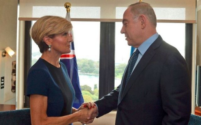 Le Premier ministre Benjamin Netanyahu et la ministre australienne des Affaires étrangères Julie Bishop, à Sydney, le 26 février 2017. (Crédit : Haim Zach/GPO)