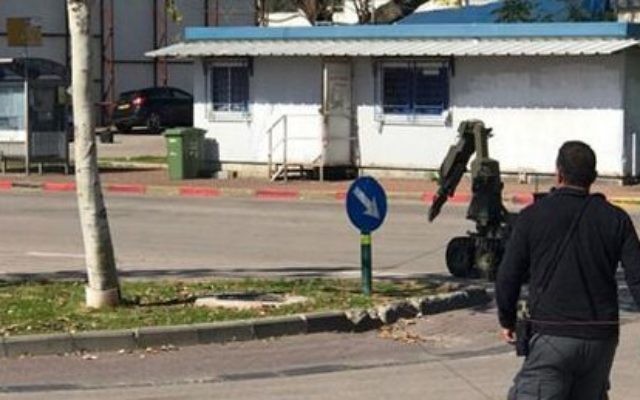 Un robot en train de désamorcer un engin explosif placé sous une voiture à Ramat Hasharon, le 17 février 2017 (Crédit : porte-parole de la police) Un robot en train de désamorcer un engin explosif placé sous une voiture à Ramat Hasharon, le 17 février 2017 (Crédit : porte-parole de la police)