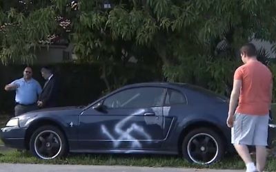 Une croix gammée tagguée sur une voiture dans un quartier majoritairement juif de Boca Raton, en Floride, le 12 février 2017. (Crédit : capture d'écran 7News Miami)