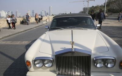 Une Rolls Royce au port de Jaffa, à Tel Aviv, en novembre 2014. (Crédit : Nati Shohat/Flash90)