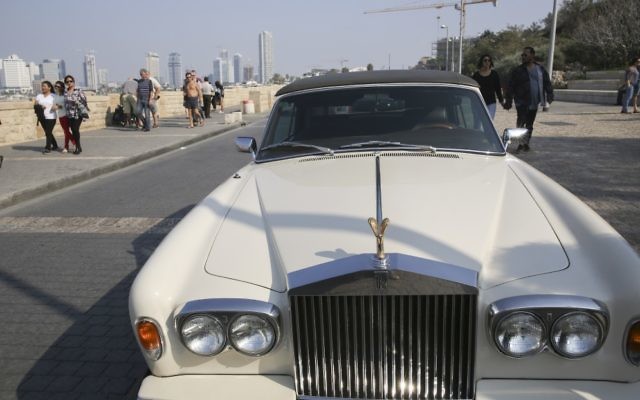 Une Rolls Royce au port de Jaffa, à Tel Aviv, en novembre 2014. (Crédit : Nati Shohat/Flash90)