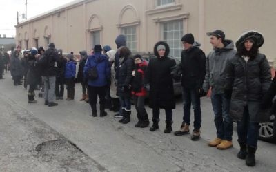 Des juifs de Toronto forment des "chaînes pour la paix" autour du Centre culturel Imdalul à Toronto, au Canda, le 3 février 201. (Crédit : Facebook/Holy Blossom Temple)