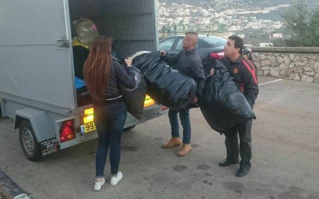 Des volontaires israéliens emballant des fournitures d'hiver qui devraient être livrés aux réfugiés syriens (Crédit : Opération Chaleur Humaine) Des volontaires israéliens emballant des fournitures d'hiver qui devraient être livrés aux réfugiés syriens (Crédit : Opération Chaleur Humaine)