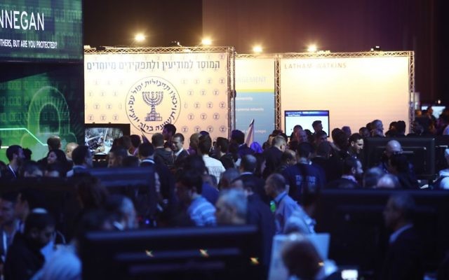 Les participants à l'exposition Cybertech 2017 à Tel Aviv, avec le stand du Mossad en arrière-plan (Autorisation : : Gilad Kavalerchik) Les participants à l'exposition Cybertech 2017 à Tel Aviv, avec le stand du Mossad en arrière-plan (Autorisation : : Gilad Kavalerchik)