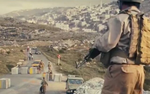 Capture d'écran d'une publicité d'Expedia diffusée durant le Super Bowl le 5 février 2017, où l'on peut voir un décor qui ressemble à un checkpoint de Cisjordanie. (Capture d'écran)