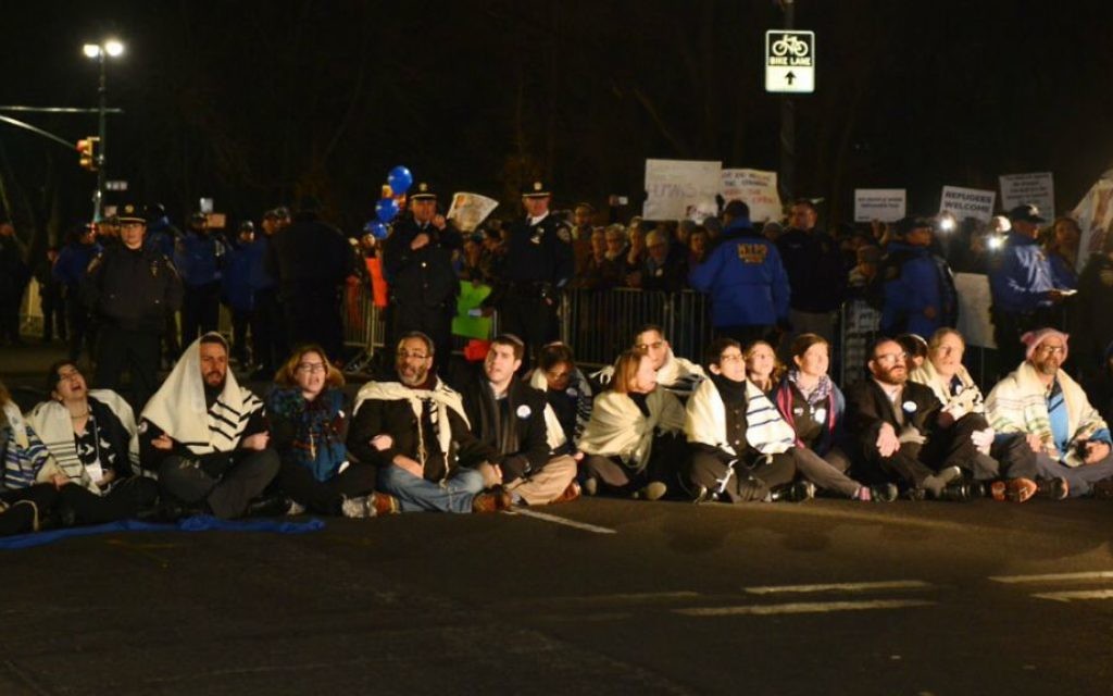 19 rabbins ont été arrêtés à New York pour avoir protester contre le décret anti-immigration et anti-réfugiés de Trump, le 6 février 2017. (Crédit : Gili Getz)