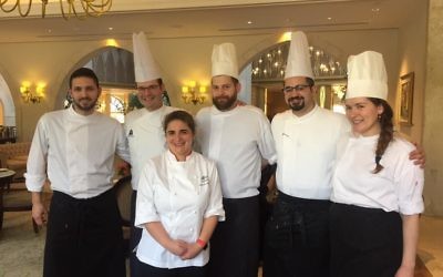 La brigade de pâtisserie du Waldof Astoria, à Jérusalem, en février 2017. (Crédit : Golan Tishbi) La brigade de pâtisserie du Waldof Astoria, à Jérusalem, en février 2017. (Crédit : Golan Tishbi)